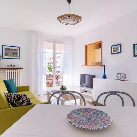Flat With Loggia At 10min From The Apartment *