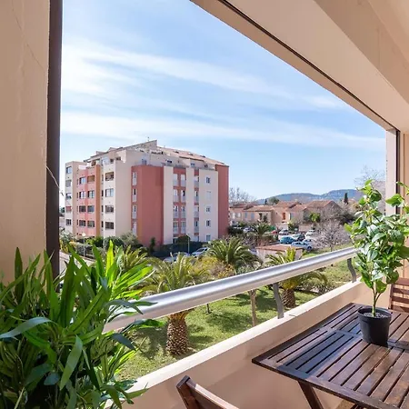Flat With Loggia At 10min From The Hyeres